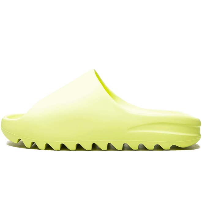 Adidas Yeezy Slide Glow Green zijkant met minimalistisch design en comfortabel EVA foam detail