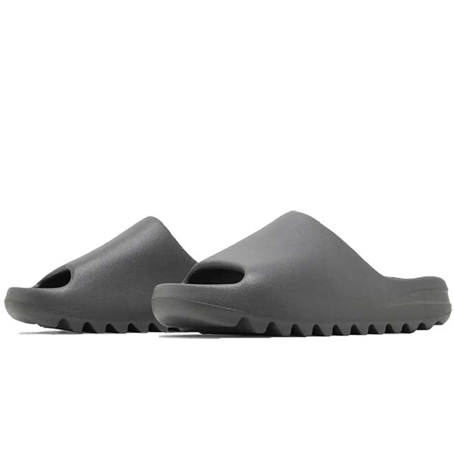 Adidas Yeezy Slide Granite zijkant met minimalistisch design en comfortabel EVA foam detail