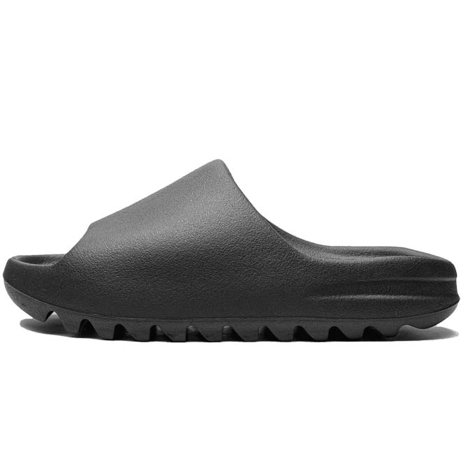 Adidas Yeezy Slide Onyx front view zwarte slide comfortabele foam slipper