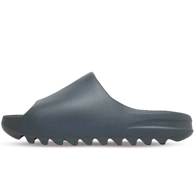 Adidas Yeezy Slide Slate Grey zijkant met minimalistisch design en comfortabel EVA foam detail